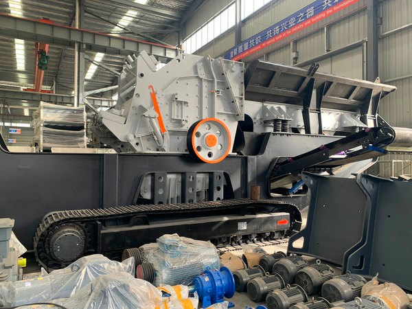 Mobile Impact Crusher Tracked Limestone Crusher Plant With Vibrating Screen Wheel Mobile Crushing Station