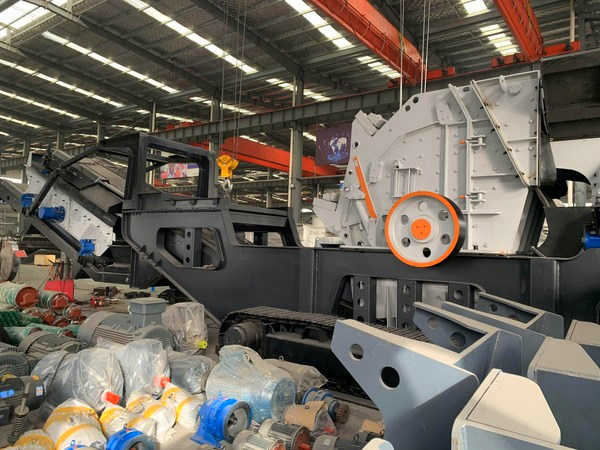 Mobile Impact Crusher Plant Quarry Aggregate Tracked Stone Crushing Plant